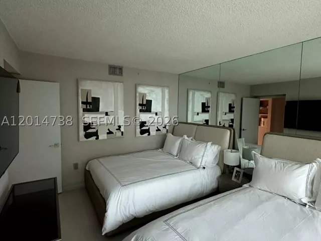 3-bedroom condo for rent in Sunny Isles Beach - 16400 Collins Ave 946 - MondialRealty