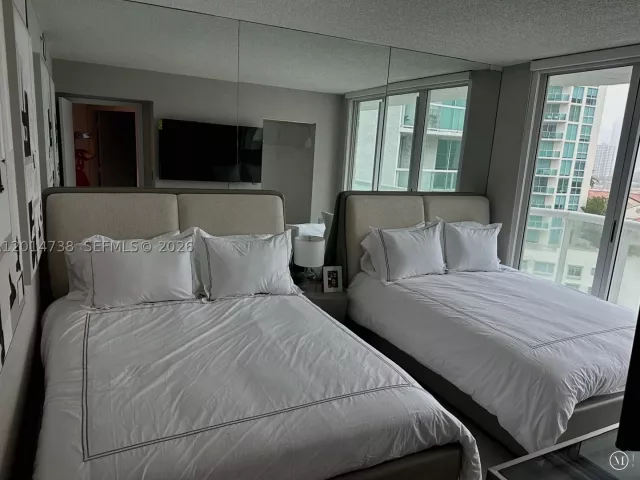 3-bedroom condo for rent in Sunny Isles Beach - 16400 Collins Ave 946 - MondialRealty