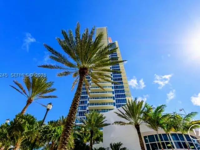 2-bedroom condo for rent in Miami Beach - 100 S Pointe Dr 3101 - MondialRealty