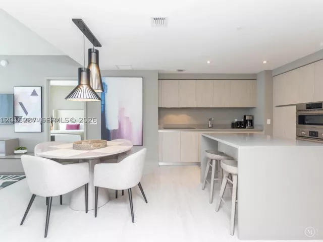 3-bedroom condo for rent in Hollywood - 4010 S Ocean Dr R2004 - MondialRealty