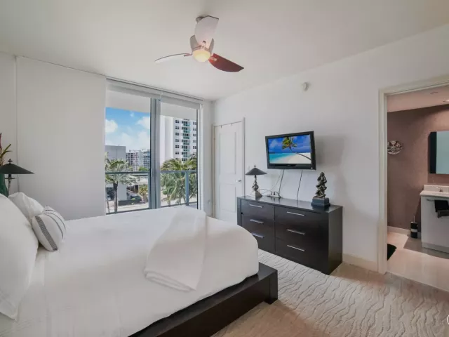 3-bedroom condo for rent in Hollywood - 3101 S Ocean Drive 401 - MondialRealty