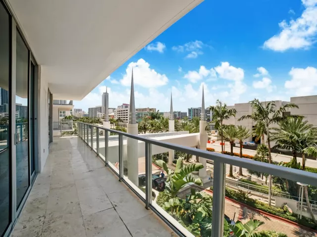 3-bedroom condo for rent in Hollywood - 3101 S Ocean Drive 401 - MondialRealty