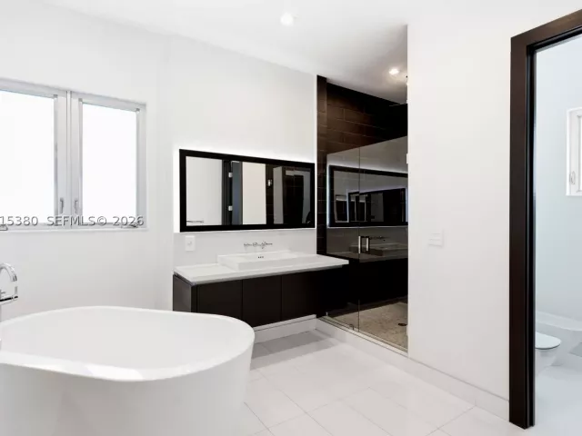 4-bedroom home for rent in Doral - 8221 NW 34th Dr - MondialRealty