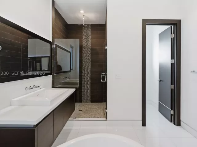 4-bedroom home for rent in Doral - 8221 NW 34th Dr - MondialRealty