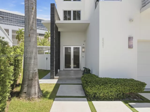 4-bedroom home for rent in Doral - 8221 NW 34th Dr - MondialRealty