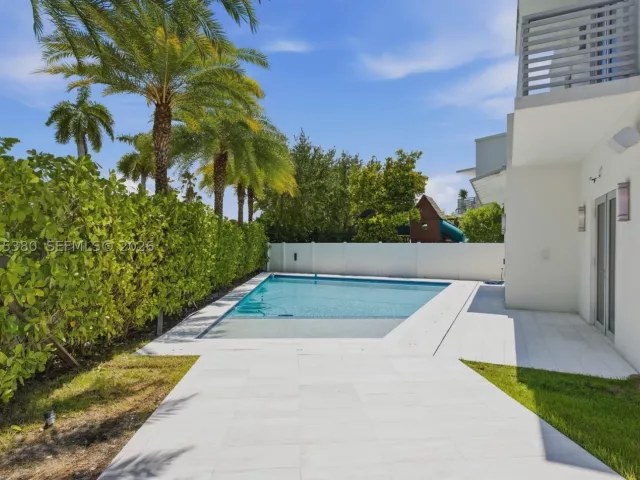 4-bedroom home for rent in Doral - 8221 NW 34th Dr - MondialRealty