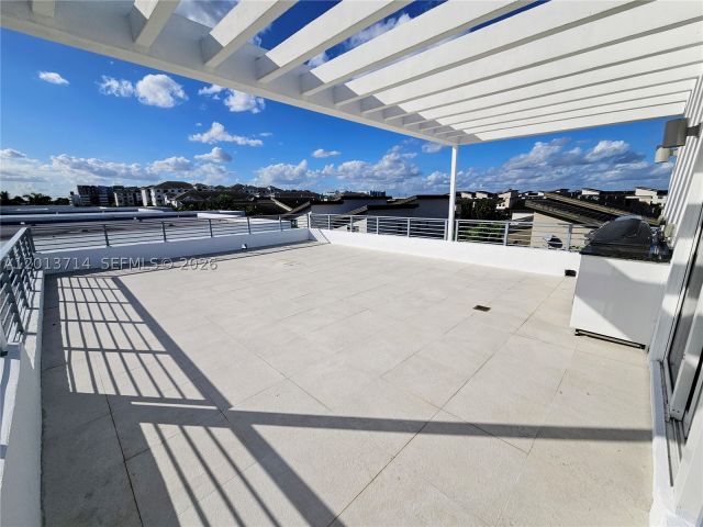 6-bedroom home for rent in Doral - 10289 NW 75th Ter 10289 - MondialRealty