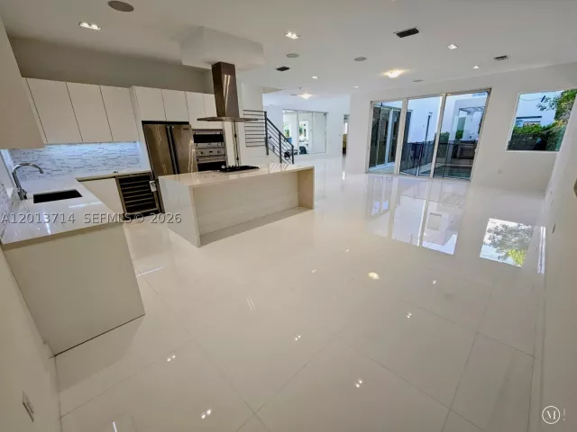 6-bedroom home for rent in Doral - 10289 NW 75th Ter 10289 - MondialRealty