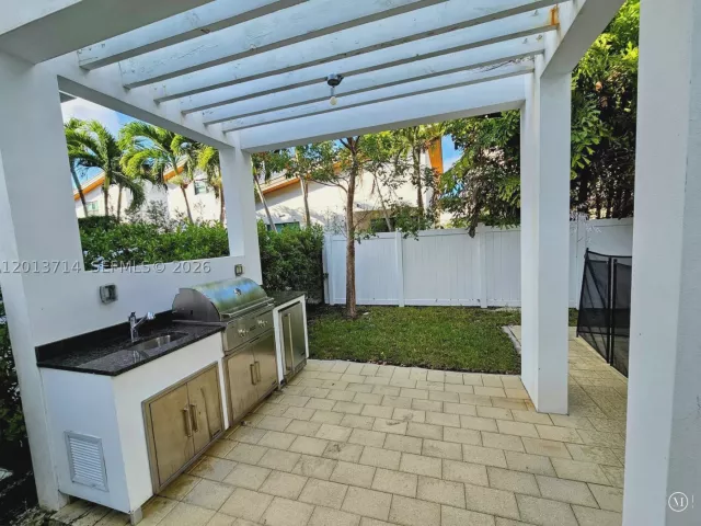 6-bedroom home for rent in Doral - 10289 NW 75th Ter 10289 - MondialRealty