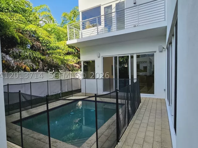 6-bedroom home for rent in Doral - 10289 NW 75th Ter 10289 - MondialRealty