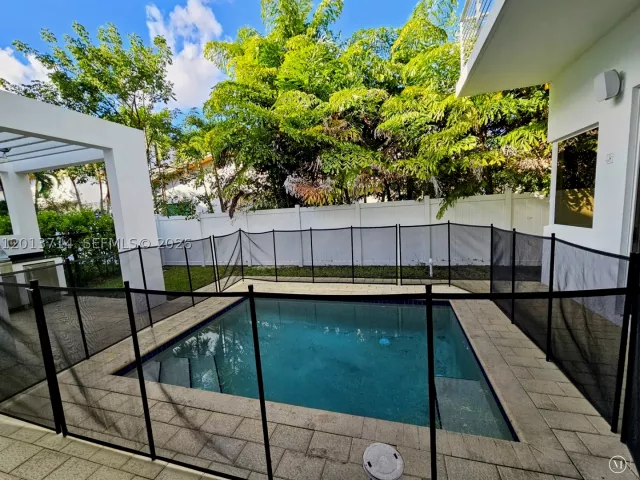 6-bedroom home for rent in Doral - 10289 NW 75th Ter 10289 - MondialRealty