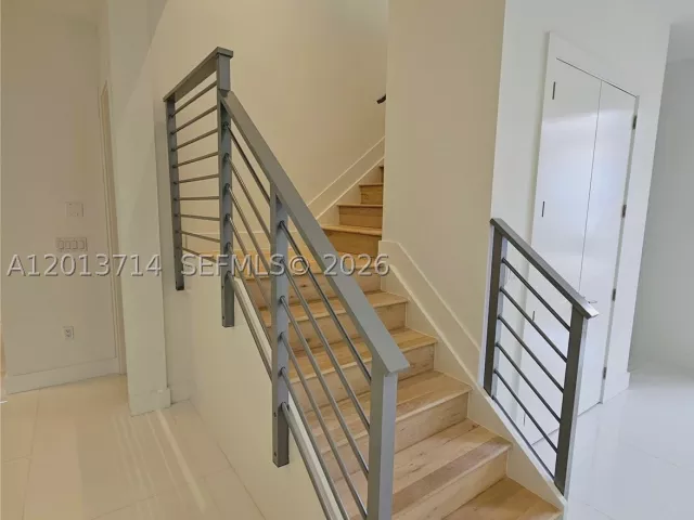 6-bedroom home for rent in Doral - 10289 NW 75th Ter 10289 - MondialRealty