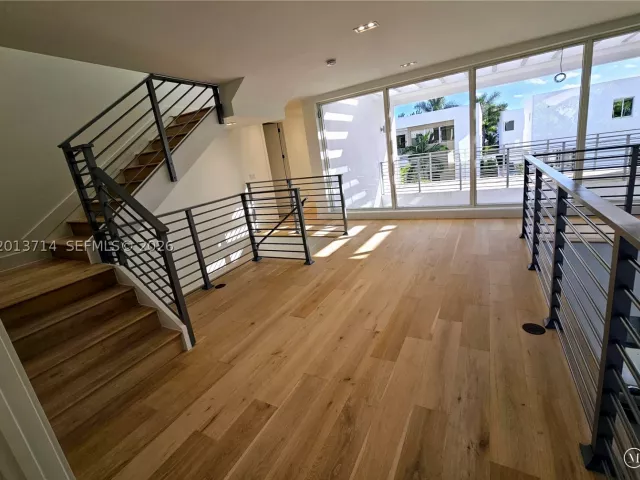 6-bedroom home for rent in Doral - 10289 NW 75th Ter 10289 - MondialRealty