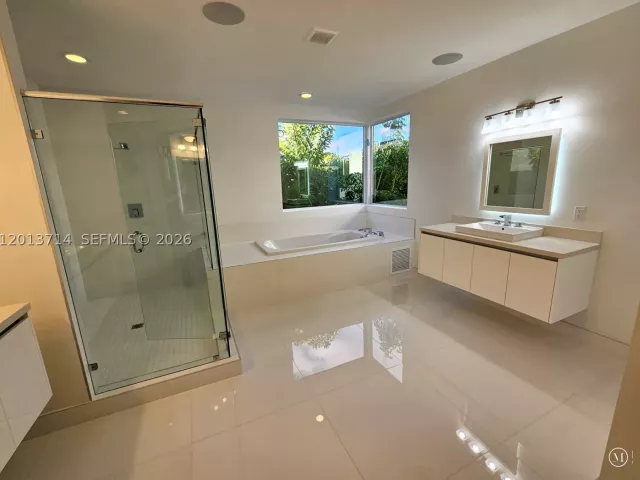 6-bedroom home for rent in Doral - 10289 NW 75th Ter 10289 - MondialRealty