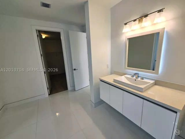 6-bedroom home for rent in Doral - 10289 NW 75th Ter 10289 - MondialRealty