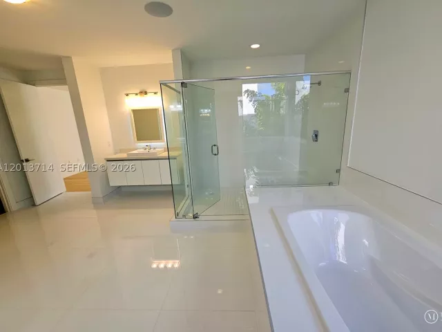 6-bedroom home for rent in Doral - 10289 NW 75th Ter 10289 - MondialRealty