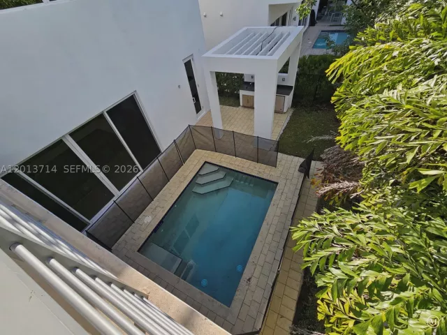 6-bedroom home for rent in Doral - 10289 NW 75th Ter 10289 - MondialRealty