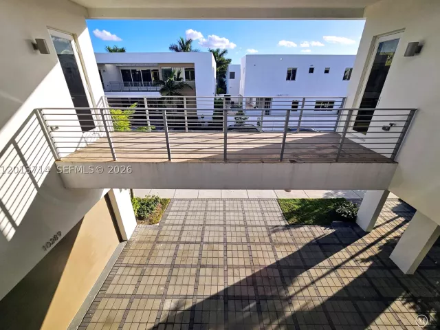 6-bedroom home for rent in Doral - 10289 NW 75th Ter 10289 - MondialRealty