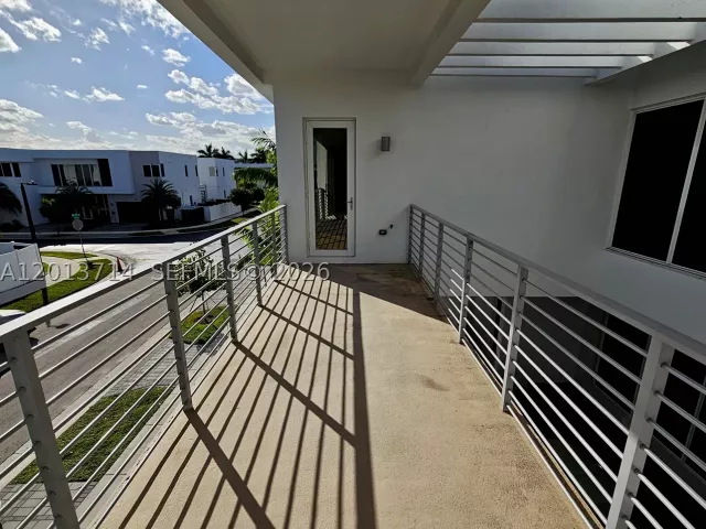 6-bedroom home for rent in Doral - 10289 NW 75th Ter 10289 - MondialRealty