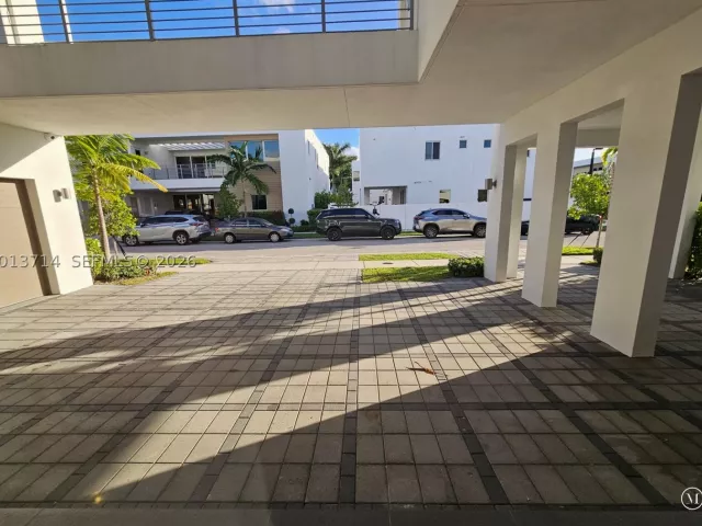 6-bedroom home for rent in Doral - 10289 NW 75th Ter 10289 - MondialRealty
