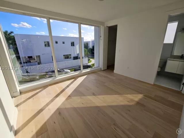 6-bedroom home for rent in Doral - 10289 NW 75th Ter 10289 - MondialRealty