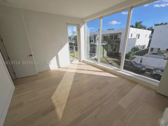 6-bedroom home for rent in Doral - 10289 NW 75th Ter 10289 - MondialRealty