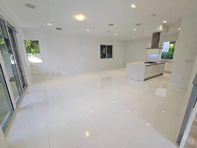 6-bedroom home for rent in Doral - 10289 NW 75th Ter 10289 - MondialRealty