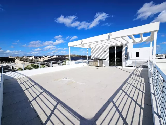 6-bedroom home for rent in Doral - 10289 NW 75th Ter 10289 - MondialRealty
