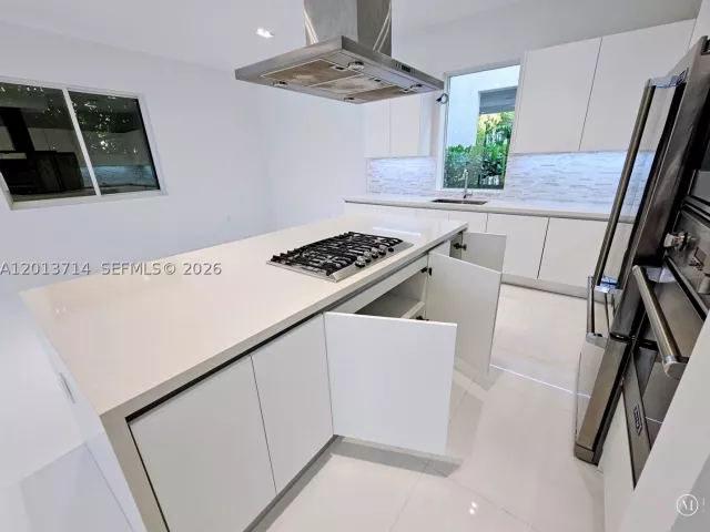 6-bedroom home for rent in Doral - 10289 NW 75th Ter 10289 - MondialRealty