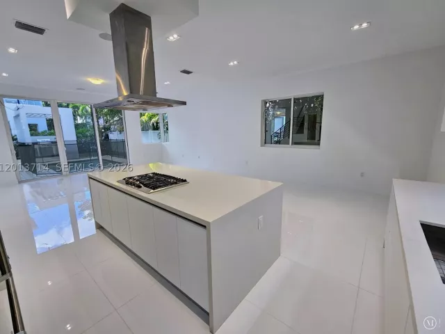 6-bedroom home for rent in Doral - 10289 NW 75th Ter 10289 - MondialRealty