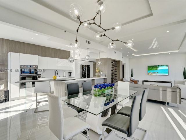 2-bedroom condo for sale in Aventura - 20281 E Country Club Dr PH14 - MondialRealty