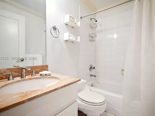 2-bedroom condo for rent in Miami - 888 Brickell Key Dr 609 - MondialRealty
