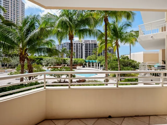 2-bedroom condo for rent in Miami - 888 Brickell Key Dr 609 - MondialRealty