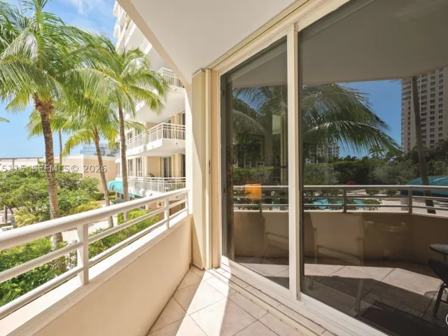 2-bedroom condo for rent in Miami - 888 Brickell Key Dr 609 - MondialRealty