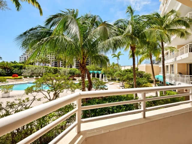 2-bedroom condo for rent in Miami - 888 Brickell Key Dr 609 - MondialRealty