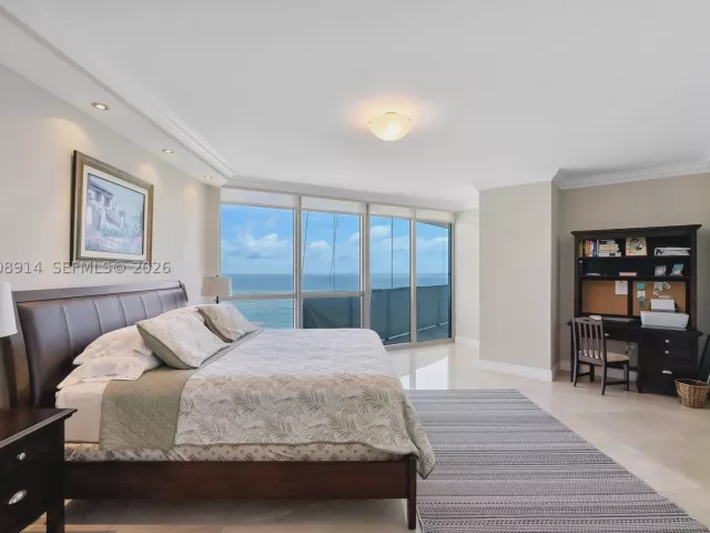 3-bedroom condo for sale in Hollywood - 3101 S Ocean Dr 2705 - MondialRealty