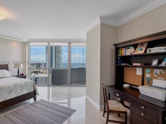 3-bedroom condo for sale in Hollywood - 3101 S Ocean Dr 2705 - MondialRealty