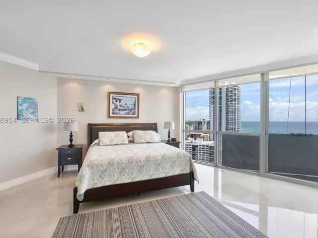3-bedroom condo for sale in Hollywood - 3101 S Ocean Dr 2705 - MondialRealty