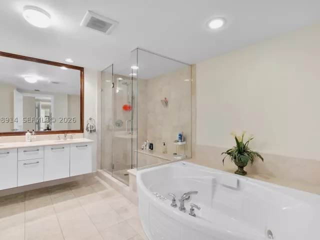 3-bedroom condo for sale in Hollywood - 3101 S Ocean Dr 2705 - MondialRealty