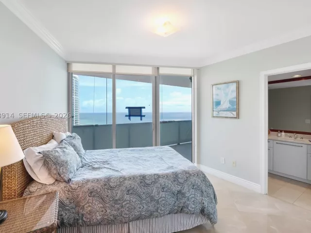 3-bedroom condo for sale in Hollywood - 3101 S Ocean Dr 2705 - MondialRealty