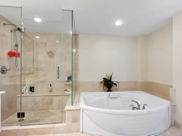 3-bedroom condo for sale in Hollywood - 3101 S Ocean Dr 2705 - MondialRealty