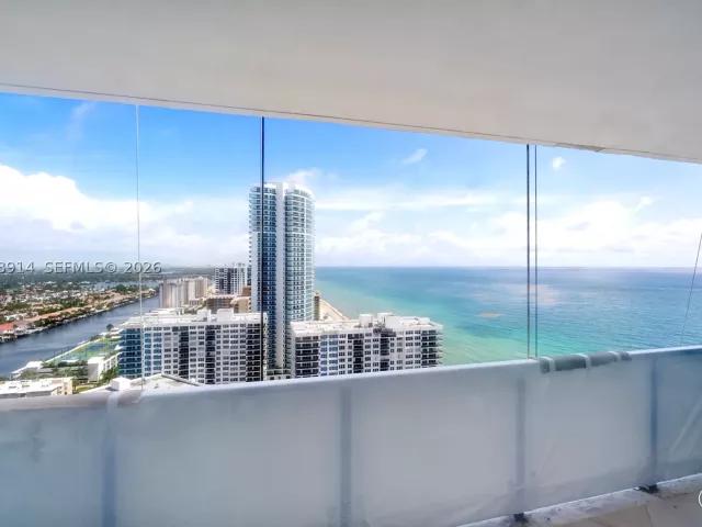 3-bedroom condo for sale in Hollywood - 3101 S Ocean Dr 2705 - MondialRealty