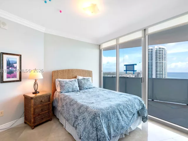 3-bedroom condo for sale in Hollywood - 3101 S Ocean Dr 2705 - MondialRealty