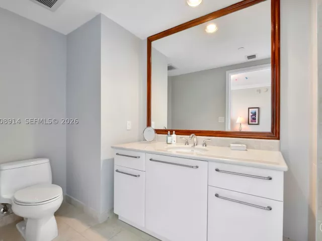 3-bedroom condo for sale in Hollywood - 3101 S Ocean Dr 2705 - MondialRealty