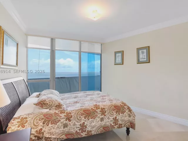 3-bedroom condo for sale in Hollywood - 3101 S Ocean Dr 2705 - MondialRealty