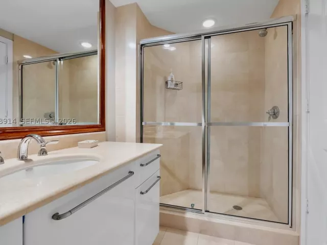 3-bedroom condo for sale in Hollywood - 3101 S Ocean Dr 2705 - MondialRealty