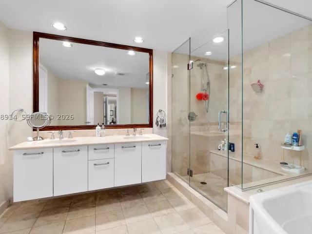 3-bedroom condo for sale in Hollywood - 3101 S Ocean Dr 2705 - MondialRealty