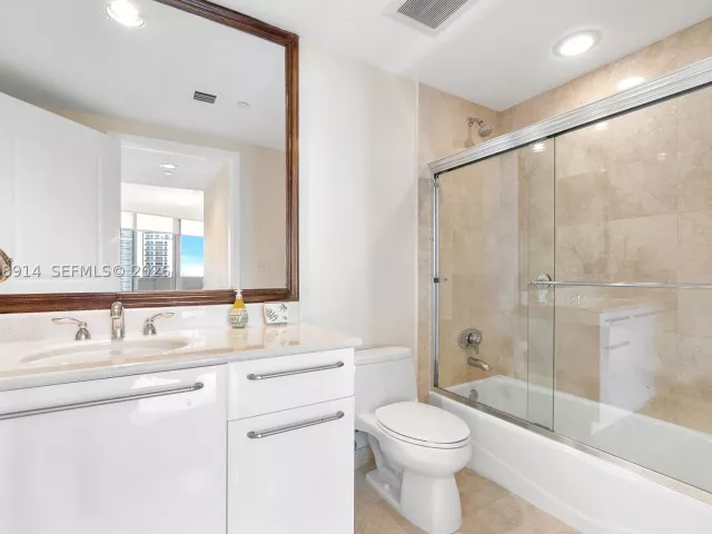 3-bedroom condo for sale in Hollywood - 3101 S Ocean Dr 2705 - MondialRealty