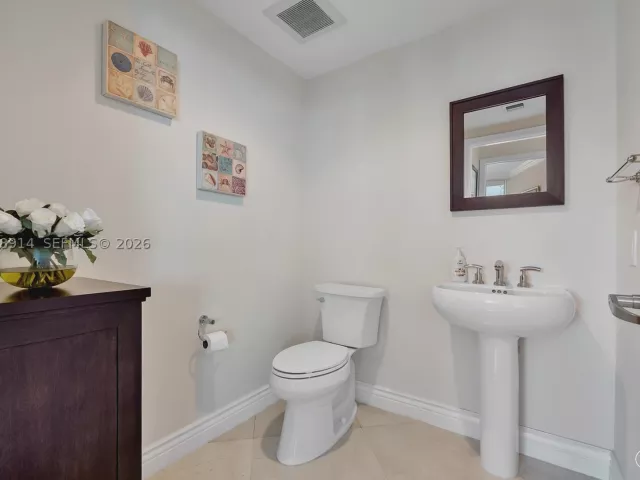 3-bedroom condo for sale in Hollywood - 3101 S Ocean Dr 2705 - MondialRealty