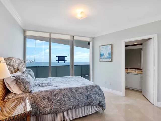 3-bedroom condo for sale in Hollywood - 3101 S Ocean Dr 2705 - MondialRealty
